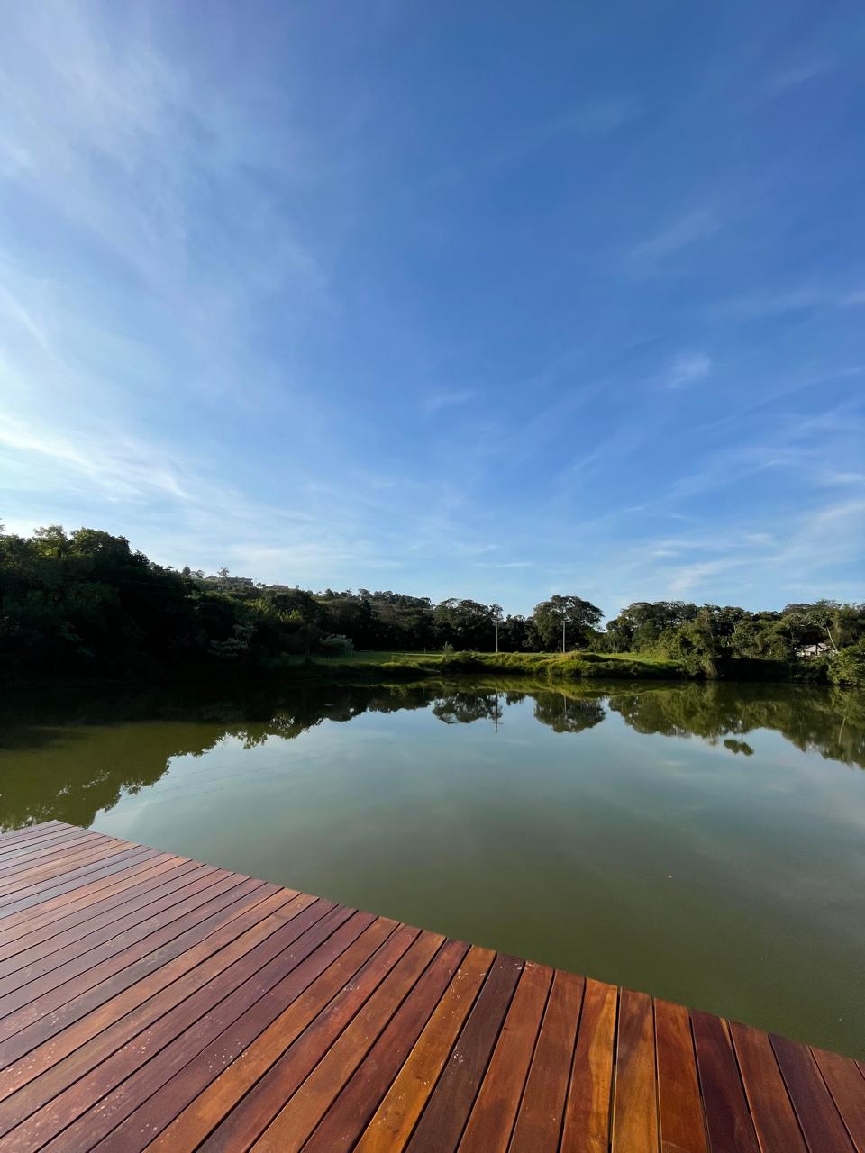 Deck à beira do lago ao entardecer