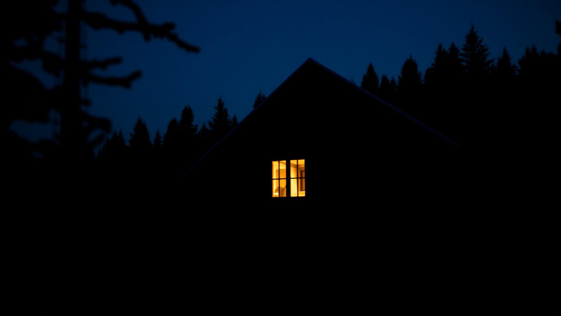 Chalé iluminado em noite contemplativa